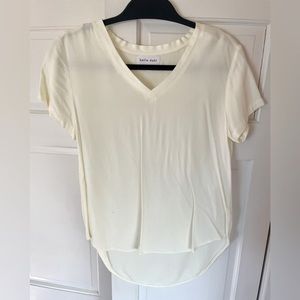 Bella Dahl Vneck Tee in Soft Daisy - XS